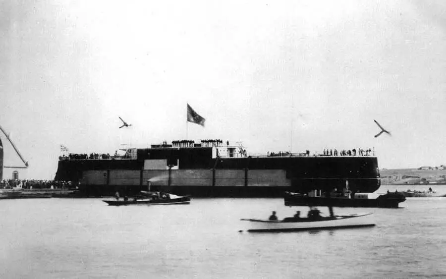 Корпус броненосца Двенадцать Апостолов после спуска на воду Сентябрь 1890 г - фото 44