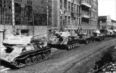 Советские танки Т3476 свезенные в феврале начале марта для ремонта на - фото 22