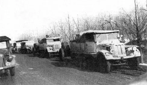 Колонна полугусеничных немецких тягачей SdKfz7 со 105мм гаубицами sFH18 по - фото 30