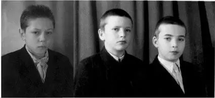 Колыма Ягодное 1953 г Неразлучная троица Алёша Денисов слева и Саша Жалков - фото 6