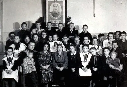 Колыма Ягодное 1953 г Лучшие ученики Я третий справа под портретом вождя - фото 7