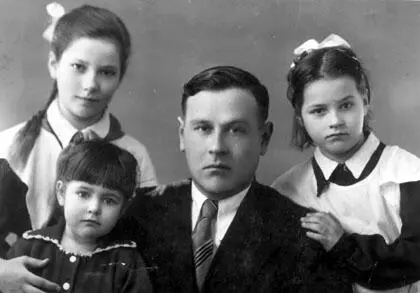 1957 г Вдовец Виктор Яковлевич Нусберг Слева стоит Надя 1979 г Томск - фото 41