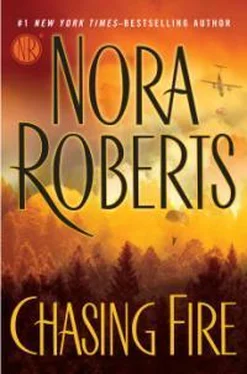 Нора Робертс Chasing Fire обложка книги