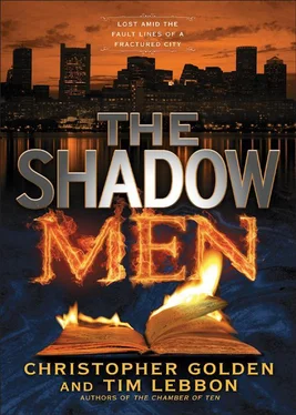 Christopher Golden The Shadow Men обложка книги