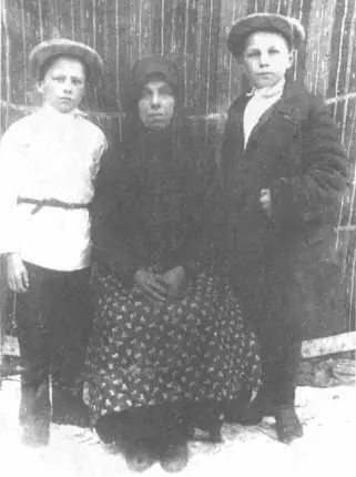 С матерью Прасковьей Ивановной и двоюродным братом Иваном Мечтановым 1930 г - фото 12