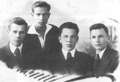 С друзьямистудентами Госуниверситета 1938 г Лейтенанты М Бочкарев и Г - фото 16