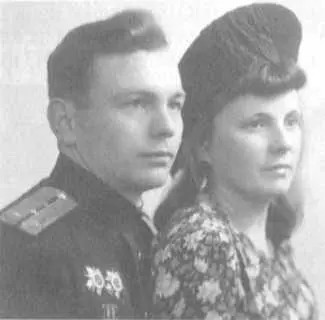 С женой Антониной в Сестрорецком доме отдыха 1946 г Пассажирский лайнер - фото 37