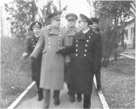 С заместителем начальника Тыла ВС генераллейтенантом Рожковым и начальником - фото 62