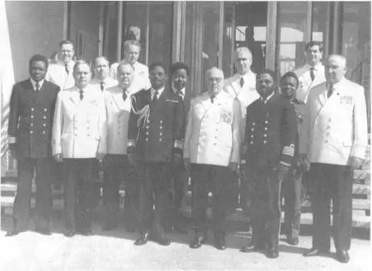 Встреча с ангольской военной делегацией в Омеге 1976 г Вручение погон и - фото 63