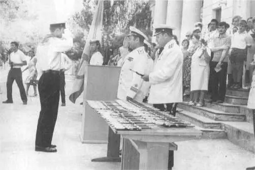 Вручение погон и кортиков выпускникам ЧВВМУ им ПС Нахимова 1976 г - фото 64