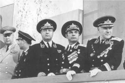 На праздничной трибуне Май 1975 г С первым заместителем начальника Тыла ВС - фото 66