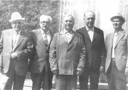 В госпитале им Н Н Бурденко с московскими друзьями 1974 г На рыбалке - фото 83