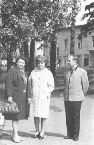С женой Антониной и ее подругой в Солнечногорском санатории ВМФ 1977 г С - фото 86