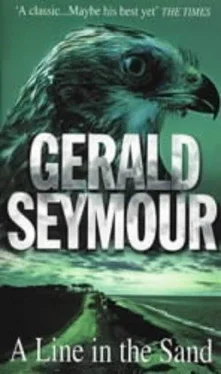 Gerald Seymour A Line in the Sand обложка книги