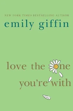 Emily Giffin Love the one youre with обложка книги