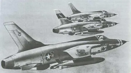 Рис 15 Американские истребителибомбардировщики Тандерчиф F105 в полете - фото 11