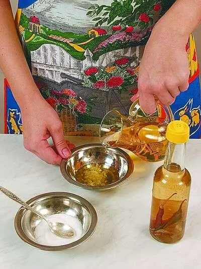 Смешать чесночную кашицу с солью и сахаром после чего добавить в - фото 6