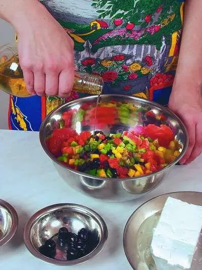 Заправить растительным маслом посолить и поперчить по вкусу Готовый салат - фото 22