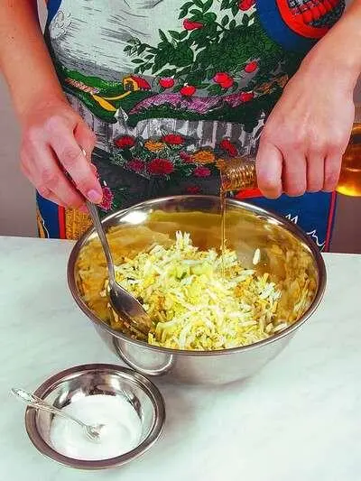 Полученную массу заправить растительным маслом посолить по вкусу и перемешать - фото 29