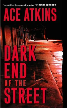 Ace Atkins Dark End of the Street обложка книги