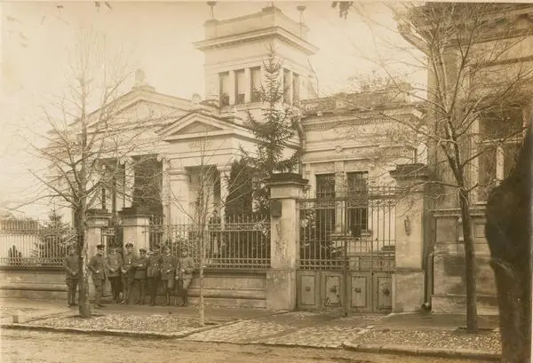 Рис 3 Германские офицеры в Симферополе 1918 г Рис 4 Германские офицеры - фото 3