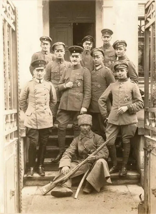 Рис 4 Германские офицеры с повидимому своим украинским союзником - фото 4