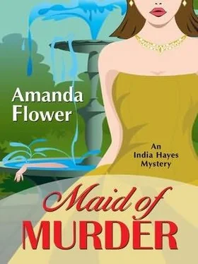 Amanda Flower Maid of Murder обложка книги