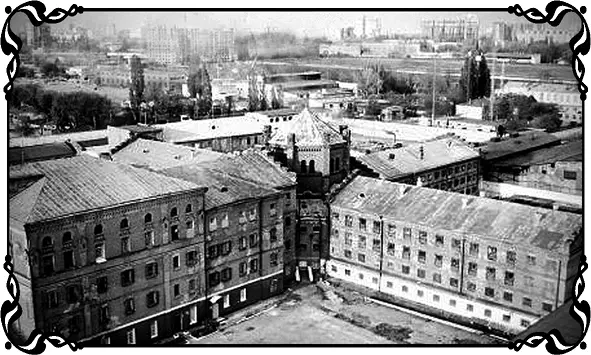 Старое деревянное здание цирка содрогалось от порывов шквального ветра - фото 3