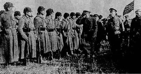 А В Колчак обходит строй О В и П Н Врангель Донской генералмайор - фото 7