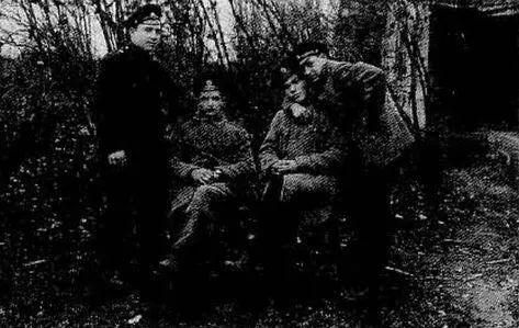 Летчики СевероЗападной армии в Пскове 1919 г Летчики эскадрильи - фото 16
