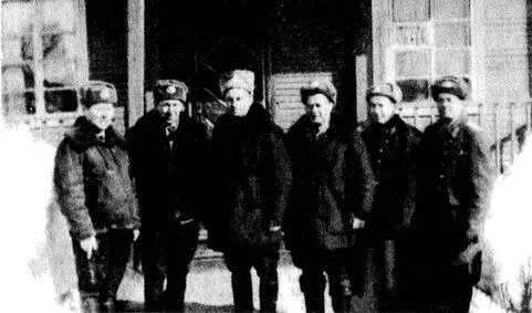 ЛВ Касаткин 3й слева со своим 84м отдельным смешанным авиаполком на - фото 13