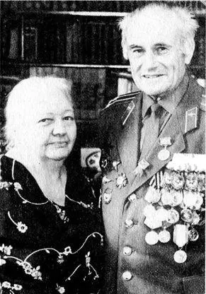 ЛВ Касаткин с женой Смоленск 1988 г ЛВ Касаткин ВГ Громов ВТ - фото 15