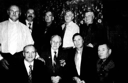 ЛВ Касаткин 2й слева в нижнем ряду на встрече с сослуживцами по 101му - фото 18