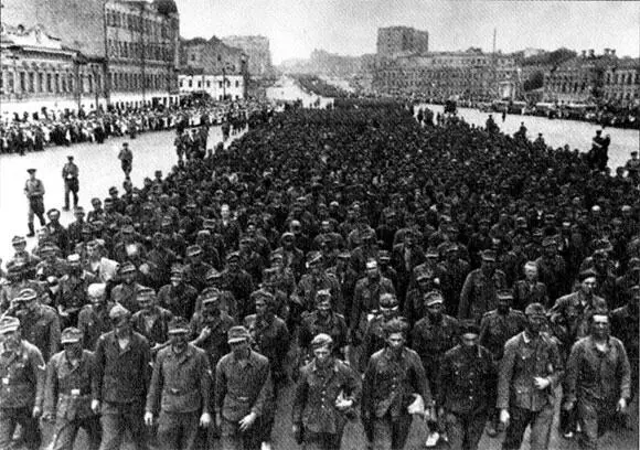 Марш пленных через Москву Поливальные машины смывают следы колонны немецких - фото 18