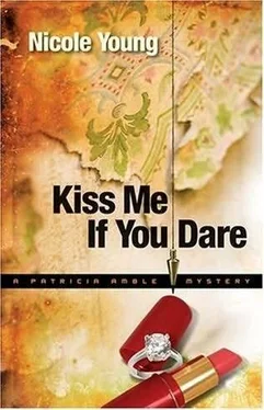 Nicole Young Kiss Me If You Dare обложка книги