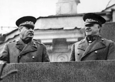 На трибуне они стояли рядом Но после капитуляции гарнизона фашистской столицы - фото 67