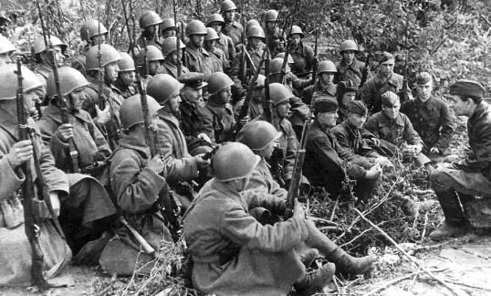 Группа бойцов на инструктаже перед боем ЮгоЗападный фронт 1941 г У многих - фото 7