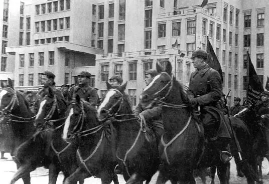 Кавалеристы на параде Минск 1941 г У воспитанного на с шашками на танки - фото 13