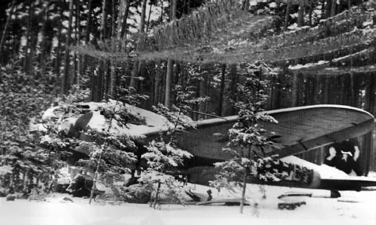 Брошенный на аэродроме под Познанью бомбардировщик Хейнкель111 В 1945 г - фото 2