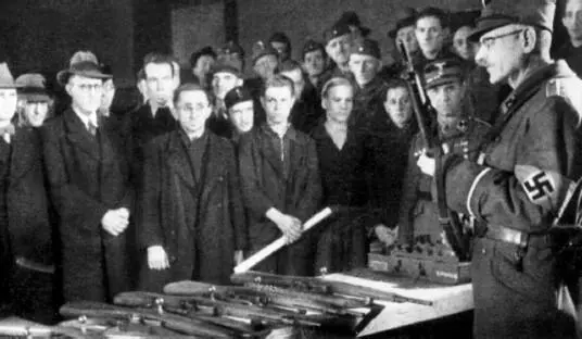 Обучение фольксштурмистов Этим людям в очках и шляпах завтра предстояло - фото 12