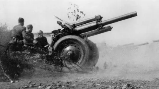 Огонь ведет 122мм гаубица М30 обр 1938 г Это орудие было одно из самых - фото 14
