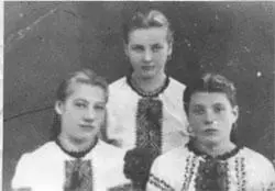 Ці українки фотографуючись ще не знали що завтра почнеться Вісла Колишній - фото 4