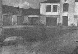 Оточене ґаражами подвіря вязниці НКВД у Вінниці на якому розстрілювано - фото 14