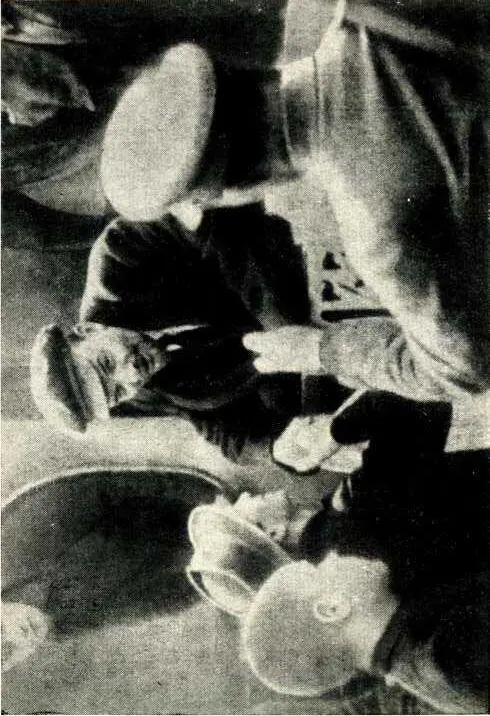 В И Ленин Москва 1919 г В И Ленин Май 1920 г В И Ленин среди - фото 4