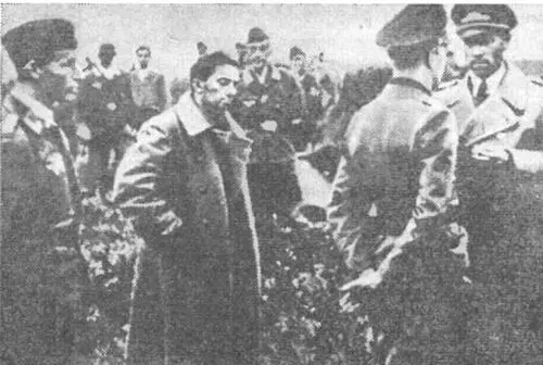 Яков Джугашвили в плену Июль 1941 год снимок немецкого офицера Немецкие - фото 16