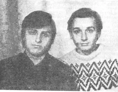 Внуки Якова Джугашвили Виссарион справа и Яков 1989 год В августе 1941 - фото 19