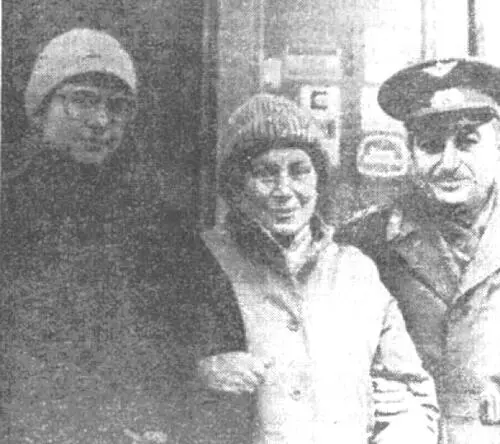 Светлана Аллилуева Питере ее дочь Ольга Питере и Е Я Джугашвили 1984 год - фото 21