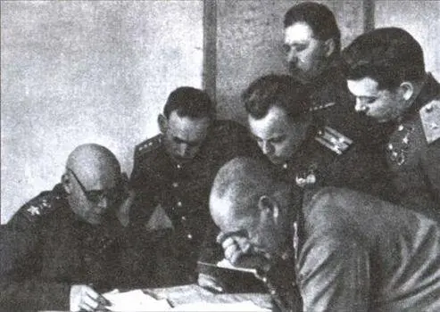 Обсуждение плана высадки в районе Эльтигена октябрь 1943 года Крайний слева - фото 40