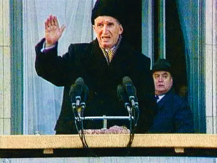 The moment a world collapses a stunned Ceauşescu cannot believe his eyes and - фото 19
