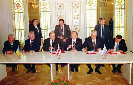 Signing the Belavezha Accords Pen touches paper and abracadabra The Soviet - фото 20